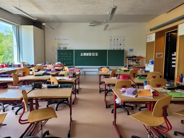 학교사회복지론 핵심 문제로 중간고사 및 기말고사 대비를 위한 아늑한 학교 교실 풍경 이미지