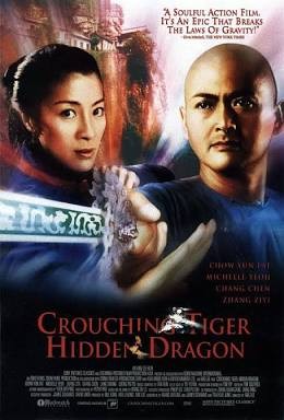 영화 와호장룡(2000)의 공식 해외 포스터. 비장한 표정의 주윤발과 칼을 쥔 양자경의 상반신 모습이 담겨 있으며, 하단에는 영문 타이틀 'Crouching Tiger, Hidden Dragon'이 붉은색 글씨로 적혀 있다. 배경에는 동양적인 건물과 은은한 빛이 연출되어 있다.